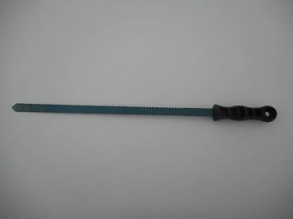 Ein Reinigungsinstrument mit einem langen, gezahnten Metallblatt und einem schwarzen Griff, hergestellt von Remeha. Ideal für Reinigungszwecke in schwer zugänglichen Bereichen.